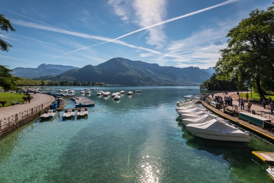 Quelle est la superficie du lac d'Annecy en France ?