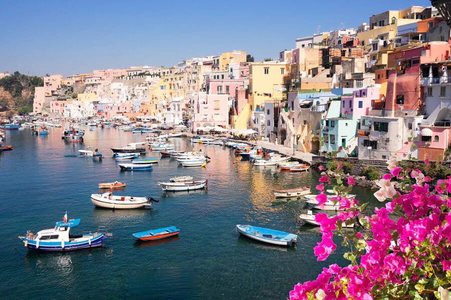 Quelle est la taille de l'île de Procida en Italie ?