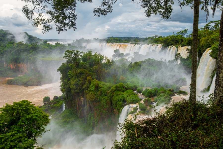 Quelles activités peut-on faire aux chutes d'Iguazu ?