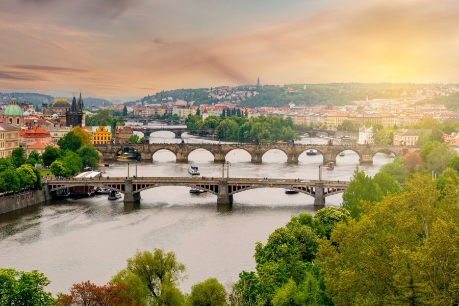 Quels sont les principaux ponts qui enjambent le fleuve à Prague ?