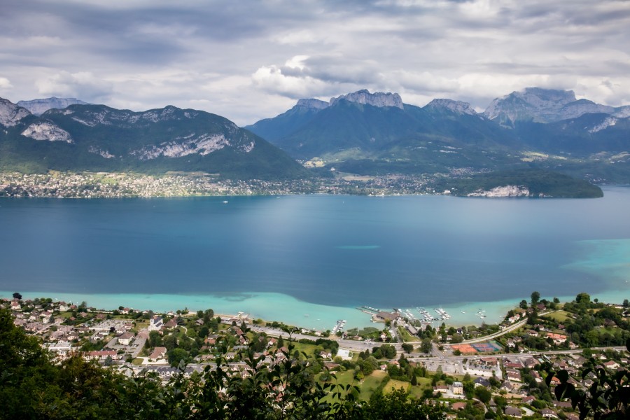 Quelle est la superficie du lac d'Annecy ?